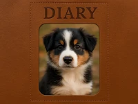 Copertina di un diario in pelle marrone con al centro la foto di un cucciolo di Pastore Australiano, seduto e ritratto in primo piano con espressione dolce.